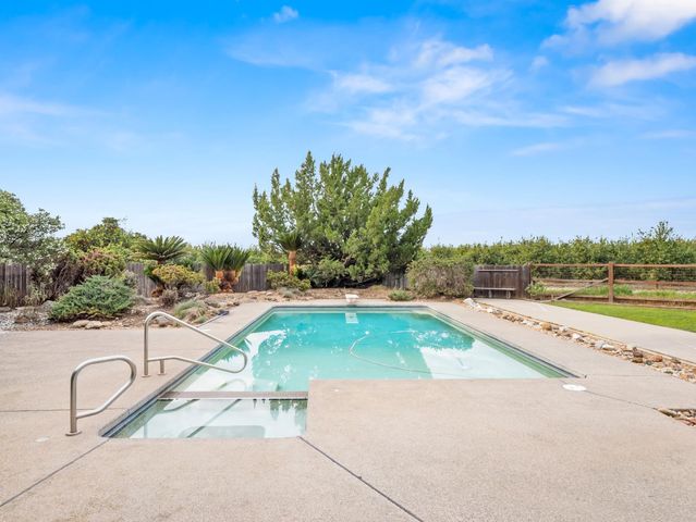 19240 E Trimmer Springs Road, Sanger, CA 93657