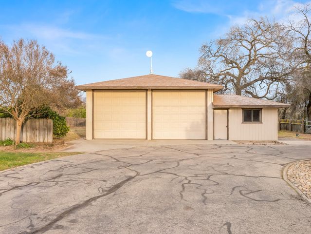 19240 E Trimmer Springs Road, Sanger, CA 93657