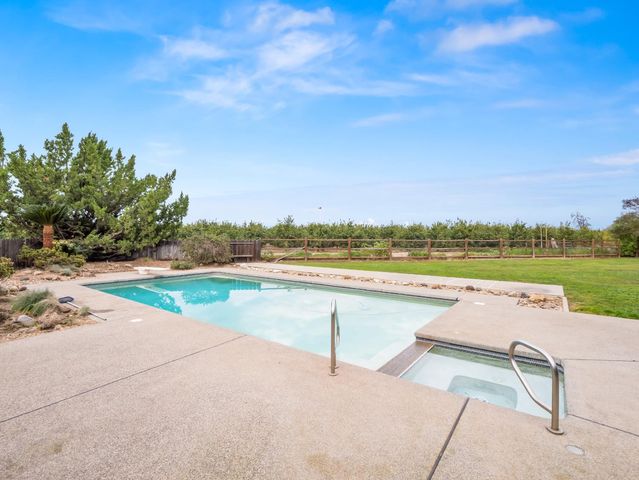 19240 E Trimmer Springs Road, Sanger, CA 93657