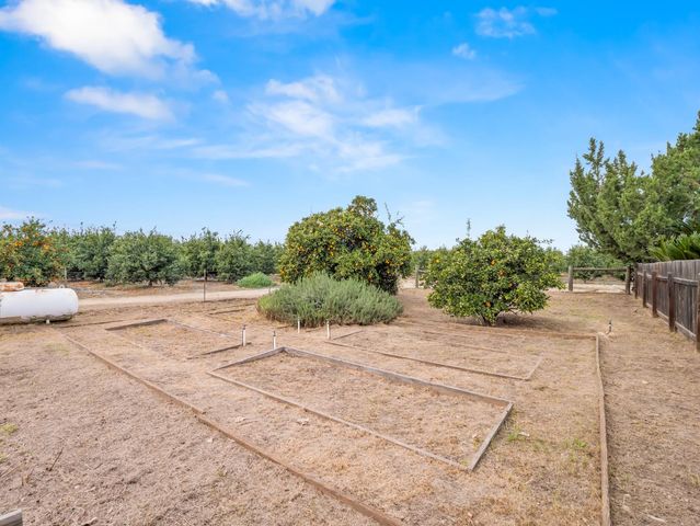 19240 E Trimmer Springs Road, Sanger, CA 93657