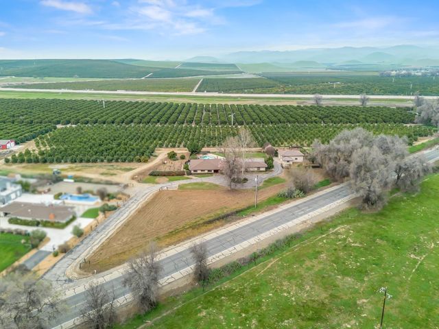 19240 E Trimmer Springs Road, Sanger, CA 93657