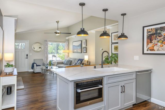 1702 Northstar Dr, Petaluma, CA 94954