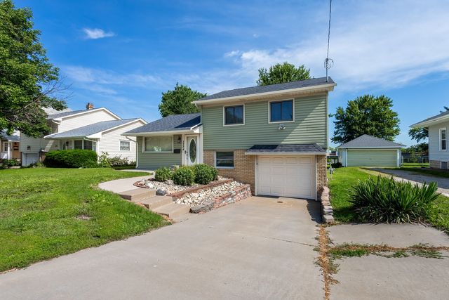 3224 W Locust Street, Davenport, IA 52804