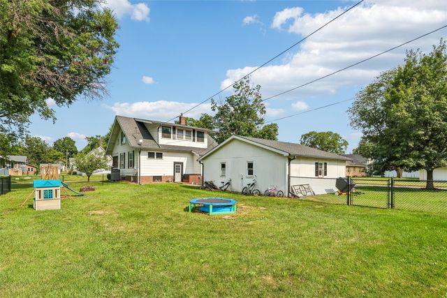 305 NE Cherry Avenue, Earlham, IA 50072