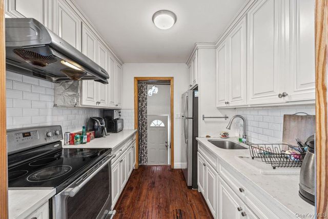 100 Memphis Avenue, Floral Park, NY 11001