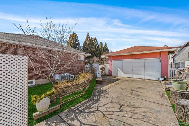 100 Memphis Avenue, Floral Park, NY 11001