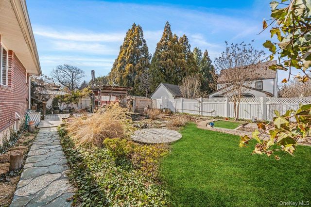 100 Memphis Avenue, Floral Park, NY 11001