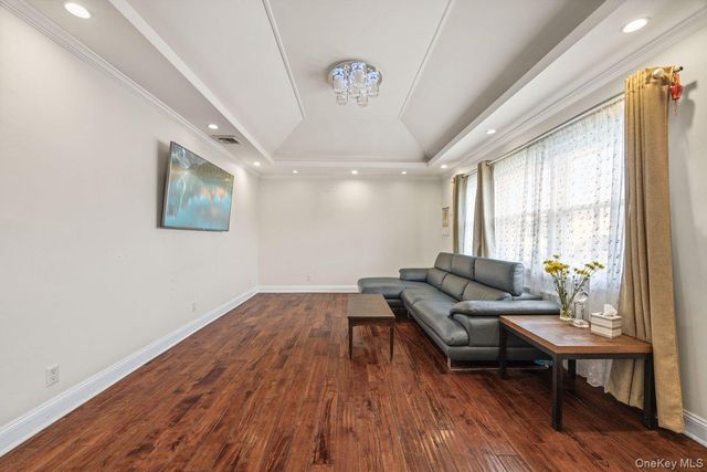 100 Memphis Avenue, Floral Park, NY 11001