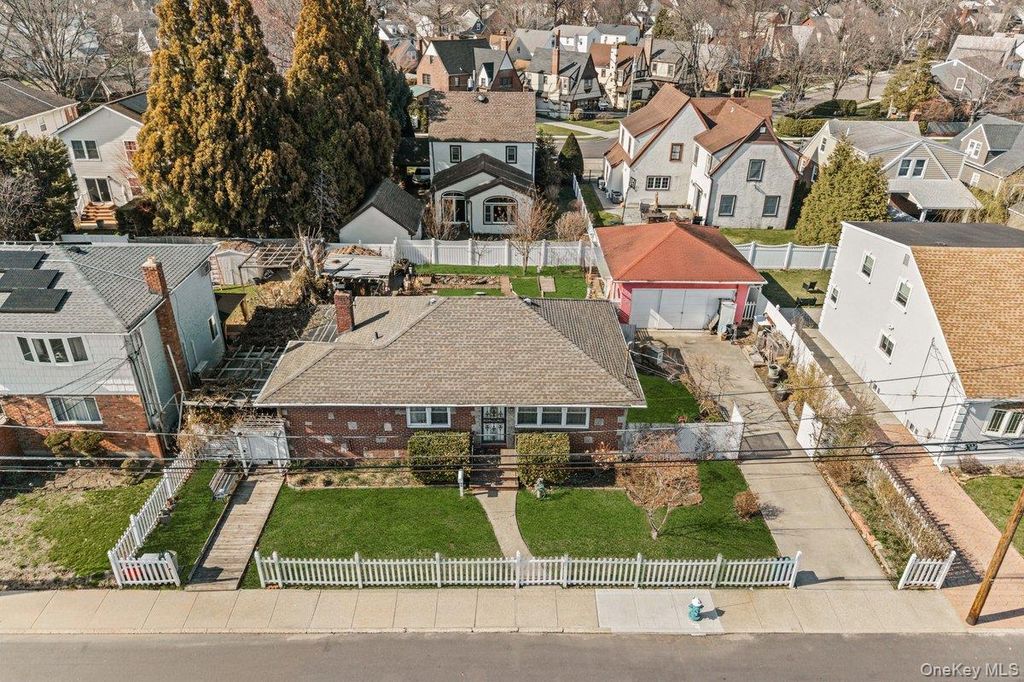 100 Memphis Avenue, Floral Park, NY 11001