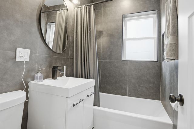 2212 E 70th Street 1B, Chicago, IL 60649