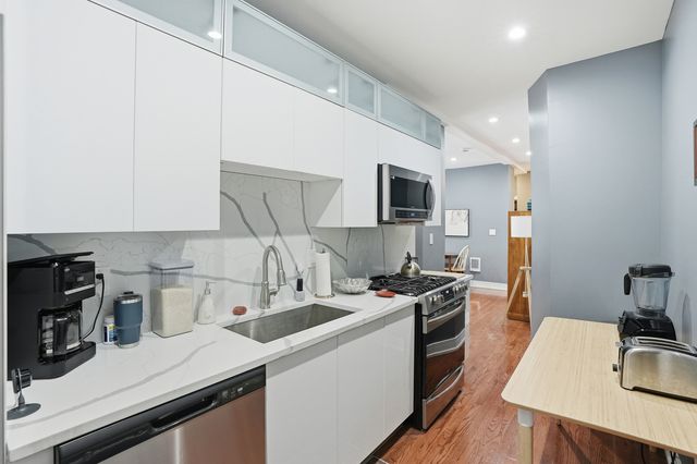 2212 E 70th Street 1B, Chicago, IL 60649