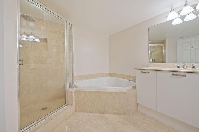 2011 N Ocean Boulevard 902, Fort Lauderdale, FL 33305