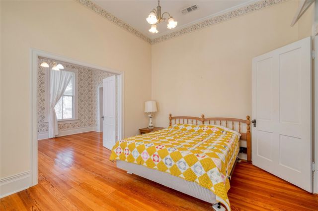 541 N Main Street, La Grange, TX 78945
