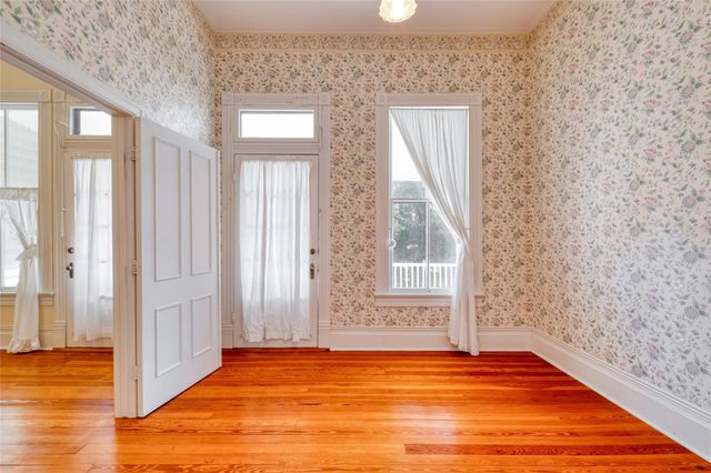 541 N Main Street, La Grange, TX 78945