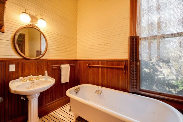 541 N Main Street, La Grange, TX 78945
