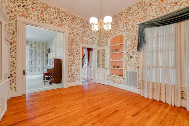 541 N Main Street, La Grange, TX 78945