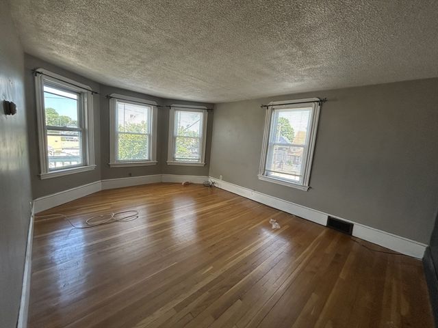 29 Oakland Ave, Everett, MA 02149