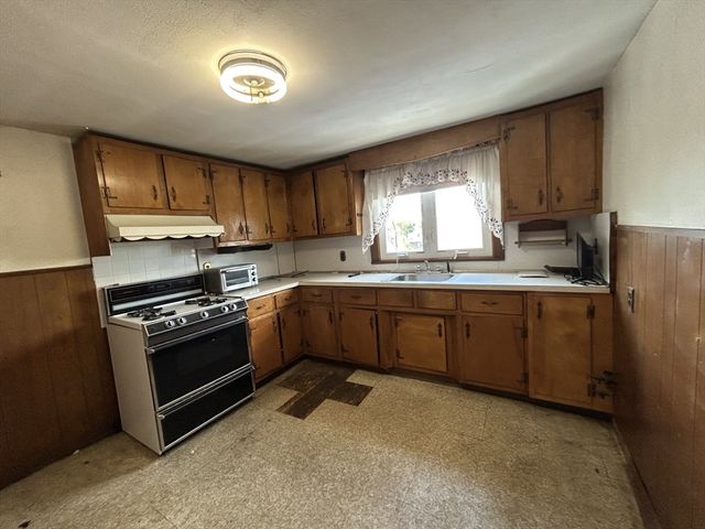 29 Oakland Ave, Everett, MA 02149