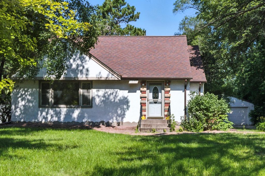 2911 Troseth Road, Roseville, MN 55113