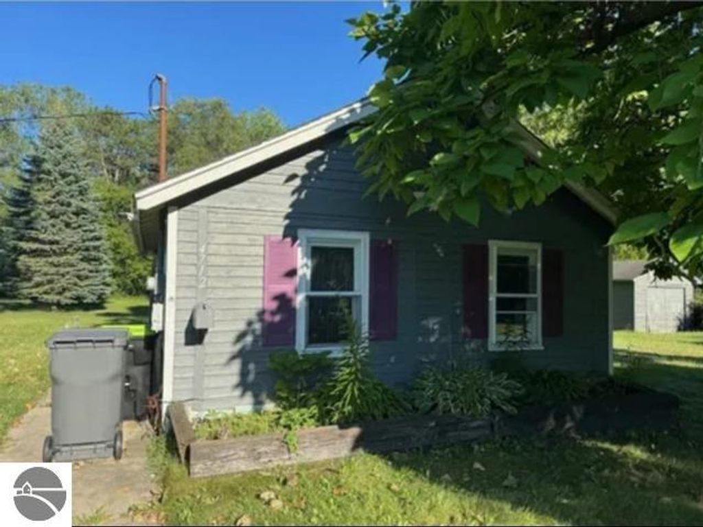 Image 1 of property listing at 4712 Jefferson Avenue, Midland, MI 48640