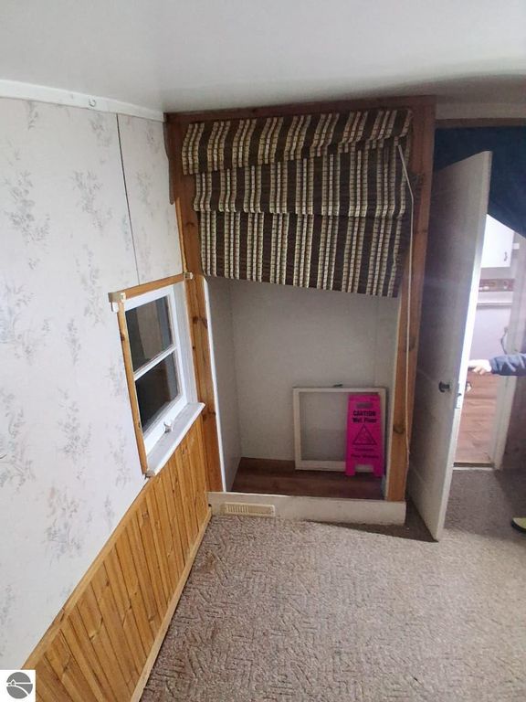 Image 10 of property listing at 4712 Jefferson Avenue, Midland, MI 48640