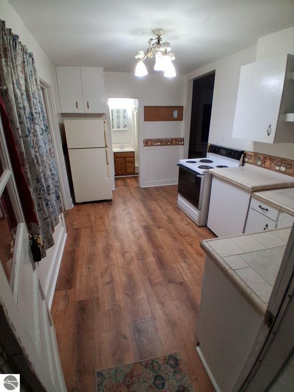 Image 11 of property listing at 4712 Jefferson Avenue, Midland, MI 48640