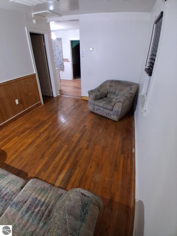 Image 3 of property listing at 4712 Jefferson Avenue, Midland, MI 48640