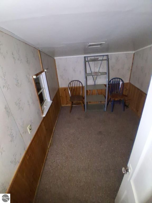 Image 9 of property listing at 4712 Jefferson Avenue, Midland, MI 48640