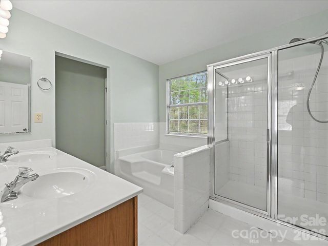 2800 Pearwood Court, Matthews, NC 28105