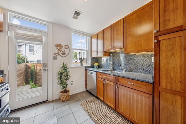 1332 EMERALD ST NE, Washington, DC 20002