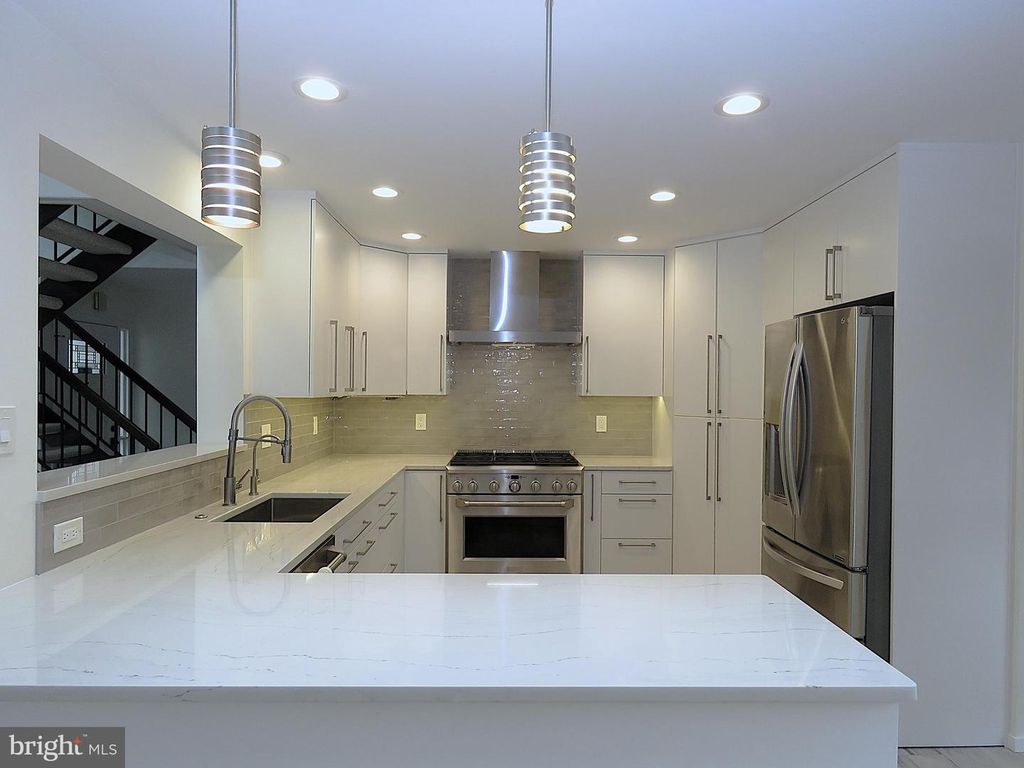 9329 RAINTREE RD, Burke, VA 22015