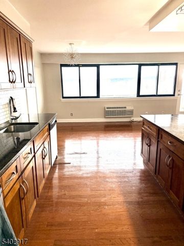 60 Parkway Dr 10G, East Orange City, NJ 07017