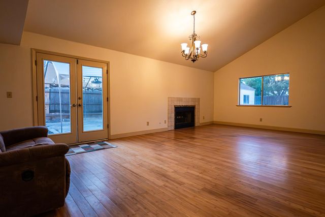 5427 N Aurora Avenue, Fresno, CA 93722