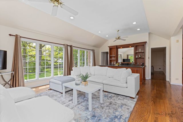 1541 Heritage Court, Lake Forest, IL 60045