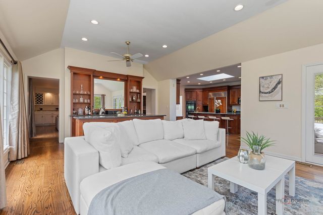 1541 Heritage Court, Lake Forest, IL 60045