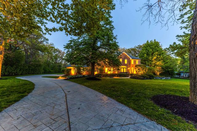 1541 Heritage Court, Lake Forest, IL 60045