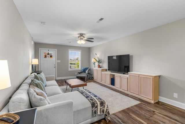 1006 Whitney Dr, Clarksville, TN 37042