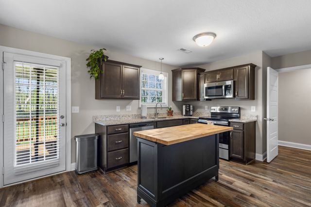 1006 Whitney Dr, Clarksville, TN 37042