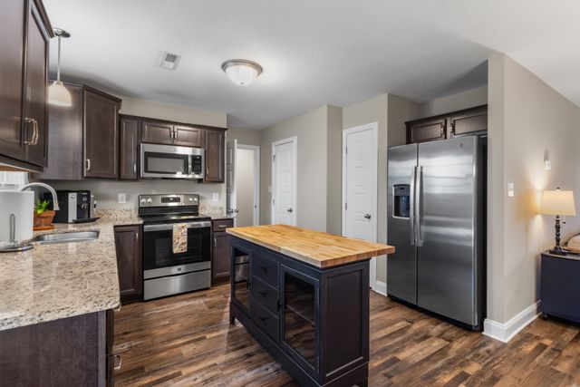 1006 Whitney Dr, Clarksville, TN 37042
