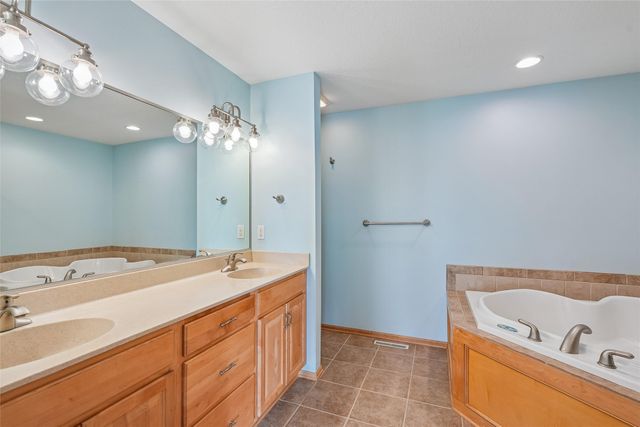 15148 Beechwood Avenue, Clive, IA 50325