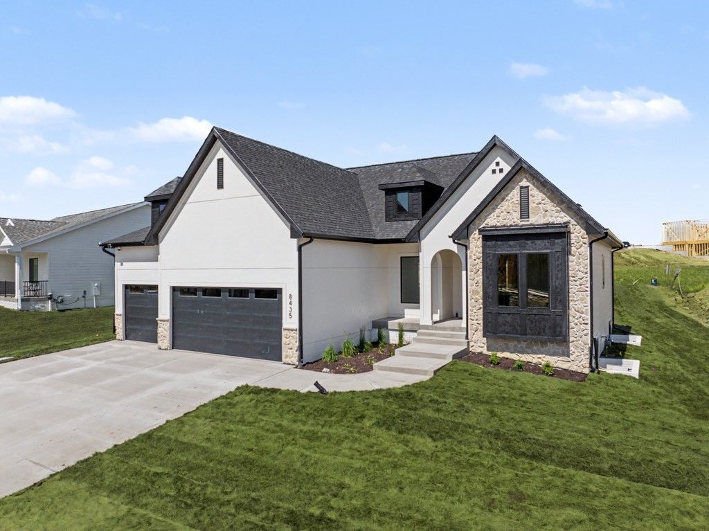 8435 Longmeadow Lane, West Des Moines, IA 50266
