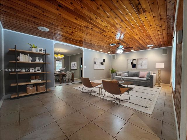 13587 N 77th Pl N, Unincorporated Palm Beach County, FL 33412