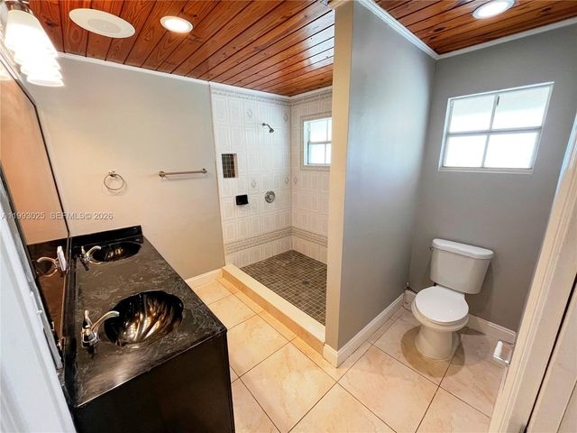 13587 N 77th Pl N, Unincorporated Palm Beach County, FL 33412