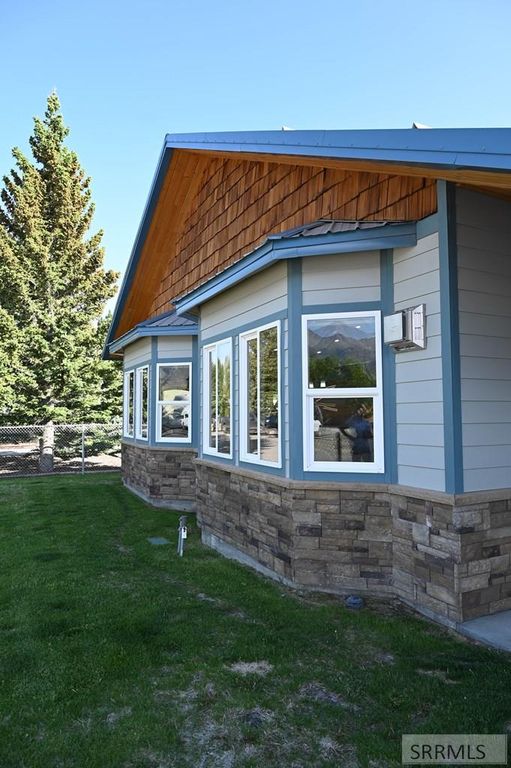 Image 2 of property listing at 801 Forest Drive, Mackay, ID 83251