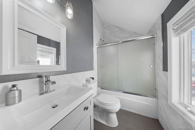 1136 W Broadway, Hewlett, NY 11557