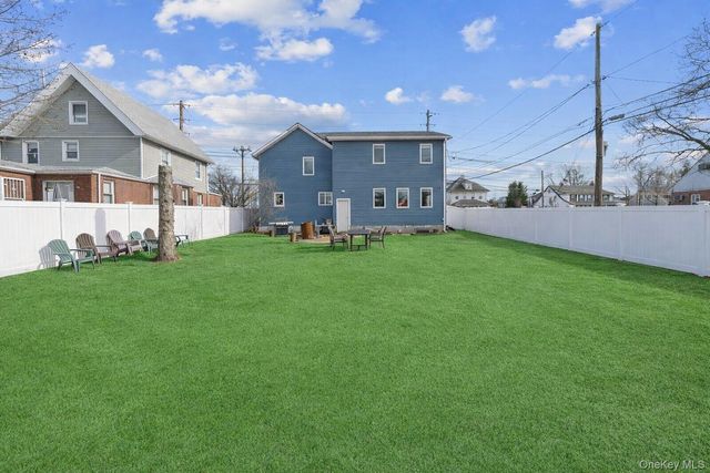 1136 W Broadway, Hewlett, NY 11557