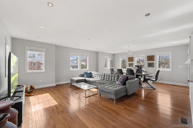 1136 W Broadway, Hewlett, NY 11557