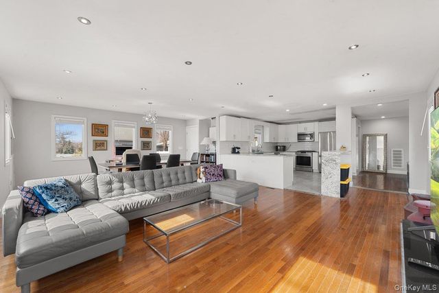 1136 W Broadway, Hewlett, NY 11557