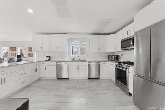 1136 W Broadway, Hewlett, NY 11557