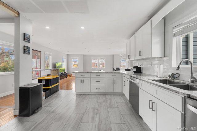 1136 W Broadway, Hewlett, NY 11557